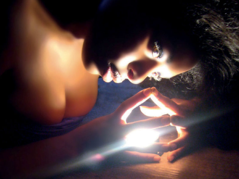 Aïtana Design, Caroline Viollier, graphisme, direction artistique, création graphique, design graphique, branding, Biarritz, Paris, studio de création, exposition, femme, feminité, portrait photographique, portrait lumière, jeune fille noire lumière, Jérémy Gonzalez