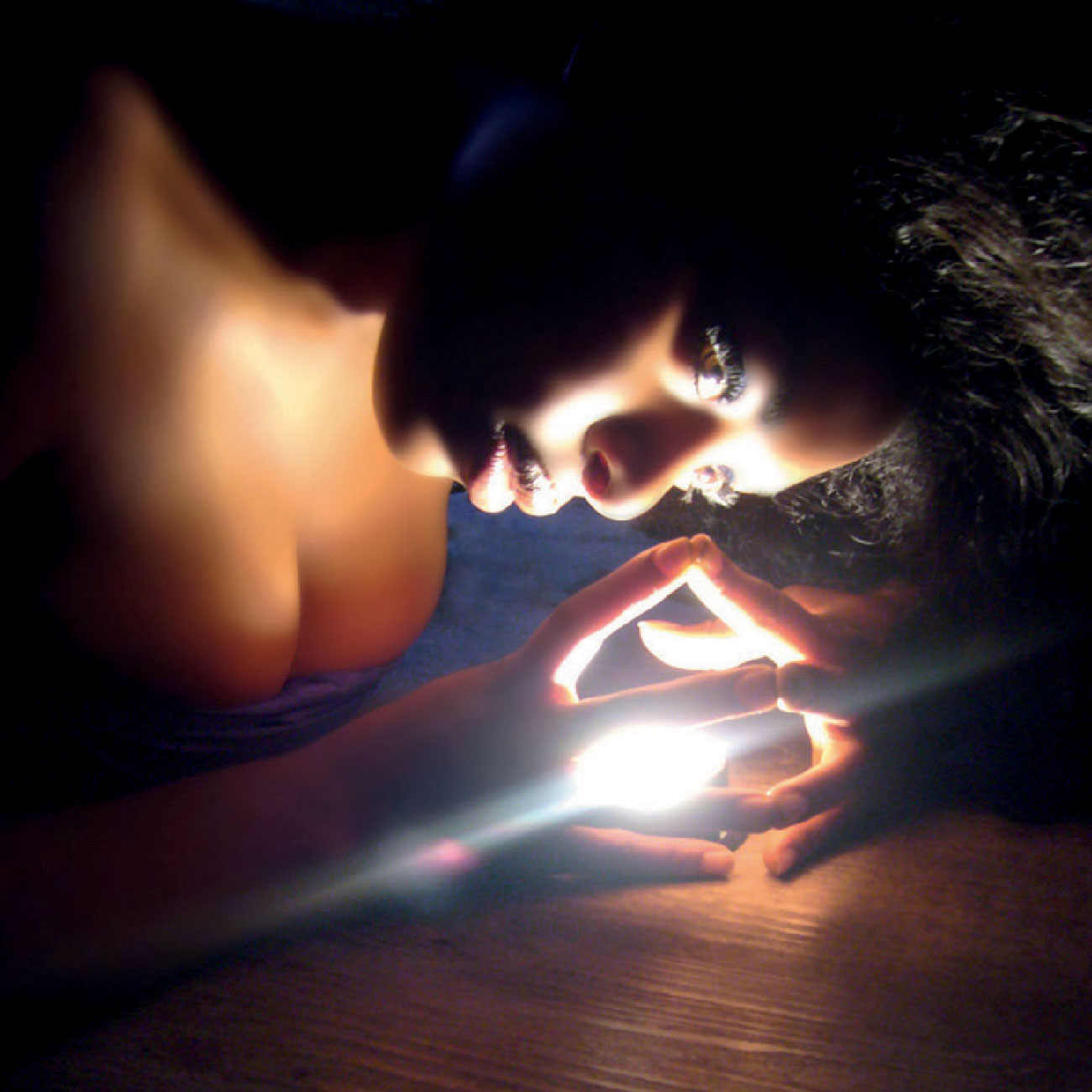 Aïtana Design, Caroline Viollier, graphisme, direction artistique, création graphique, design graphique, branding, Biarritz, Paris, studio de création, exposition, femme, feminité, portrait photographique, portrait lumière, jeune fille noire lumière, Jérémy Gonzalez