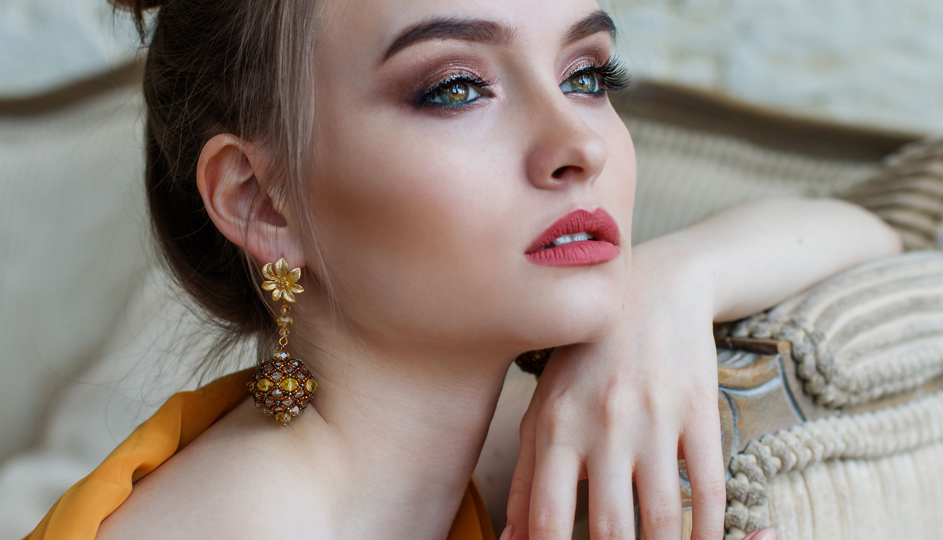 Aïtana Design, Caroline Viollier, graphisme, direction artistique, création graphique, design graphique, branding, Biarritz, Paris, studio de création, vitrines boulevard haussmann, boulevard haussmann Paris, scénographie vitrines, vitrines oenologie, vitrines luxe