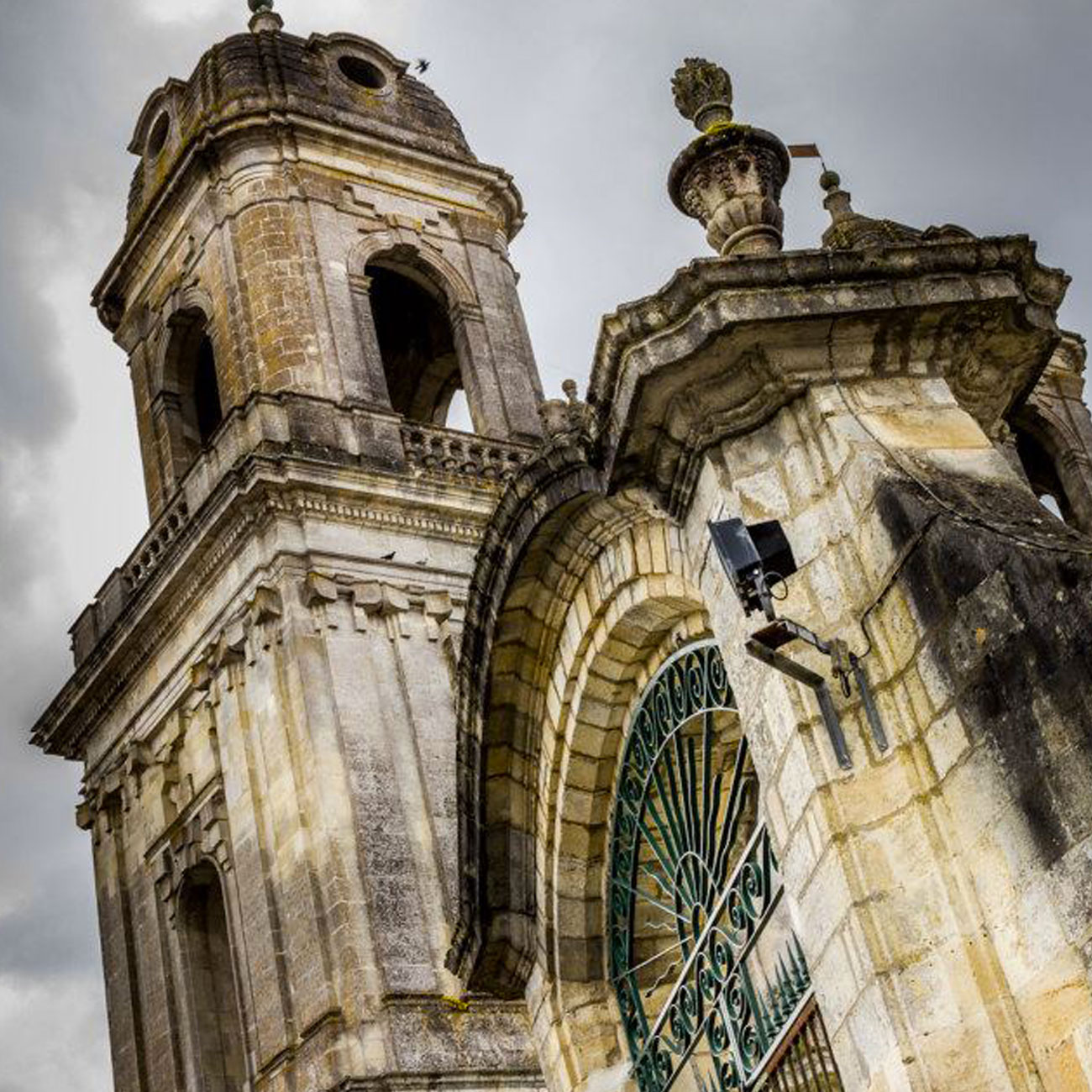 Aïtana Design, Caroline Viollier, graphisme, direction artistique, création graphique, design graphique, branding, Biarritz, Paris, studio de création, exposition, politique, poings levés, appel au vote, mobilisation vote france, centre de culture européenne