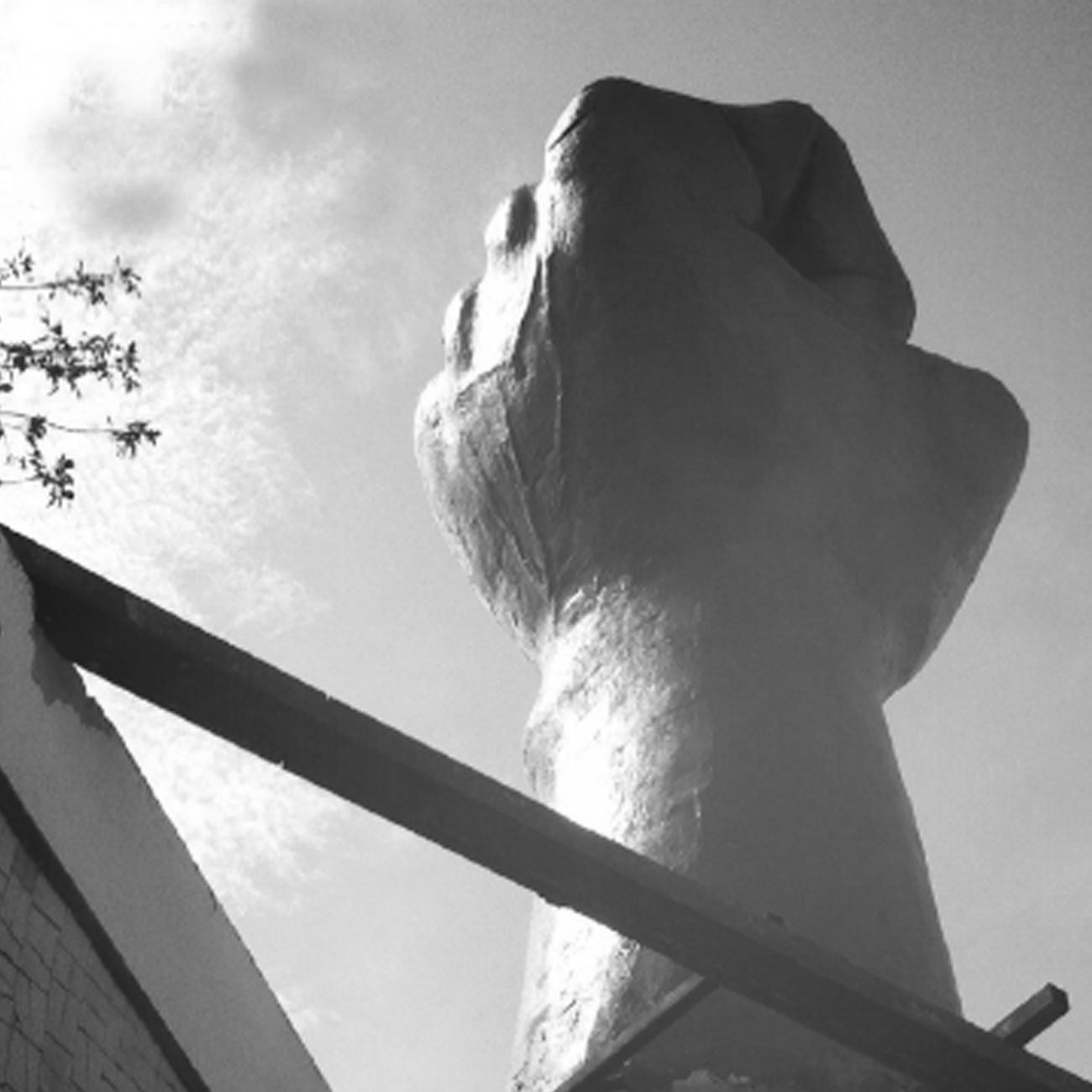 Aïtana Design, Caroline Viollier, graphisme, direction artistique, création graphique, design graphique, branding, Biarritz, Paris, studio de création, exposition, appel à poing levé, art et politique, révolution artistique, poing levé marseille