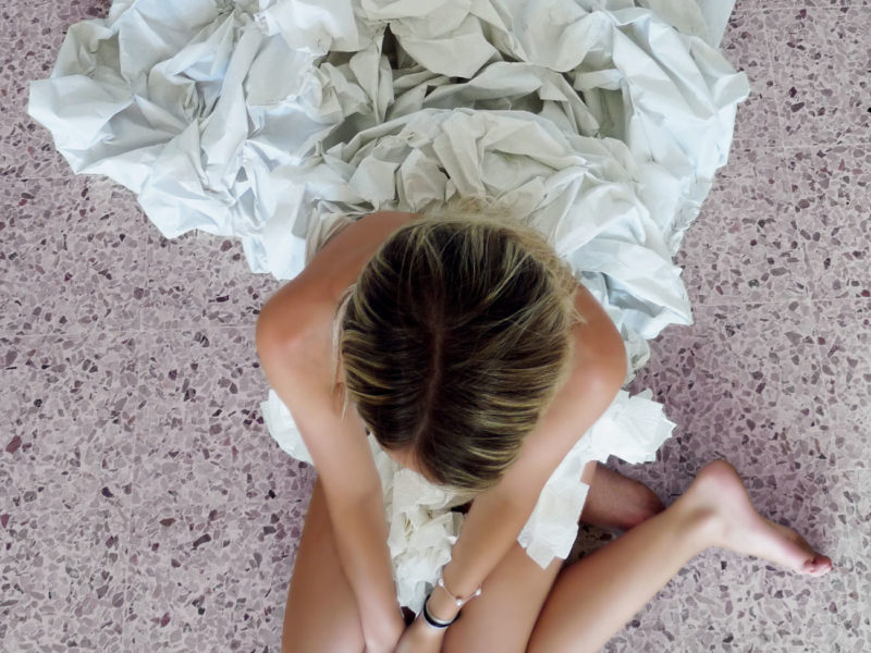 Aïtana Design, Caroline Viollier, graphisme, direction artistique, création graphique, design graphique, branding, Biarritz, Paris, studio de création, jeune fille, femme, féminité